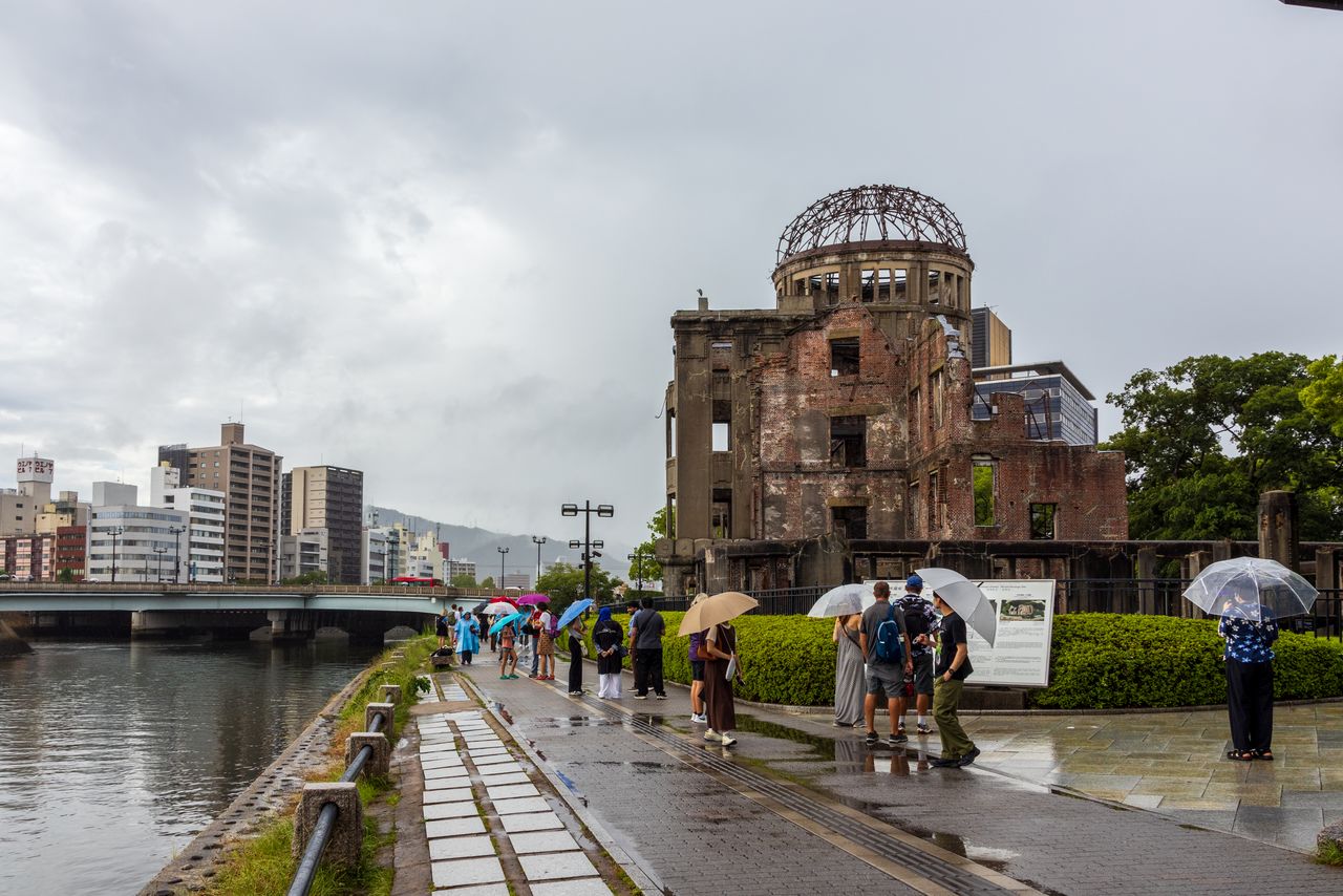 Поток посетителей не иссякает и в дождливые дни