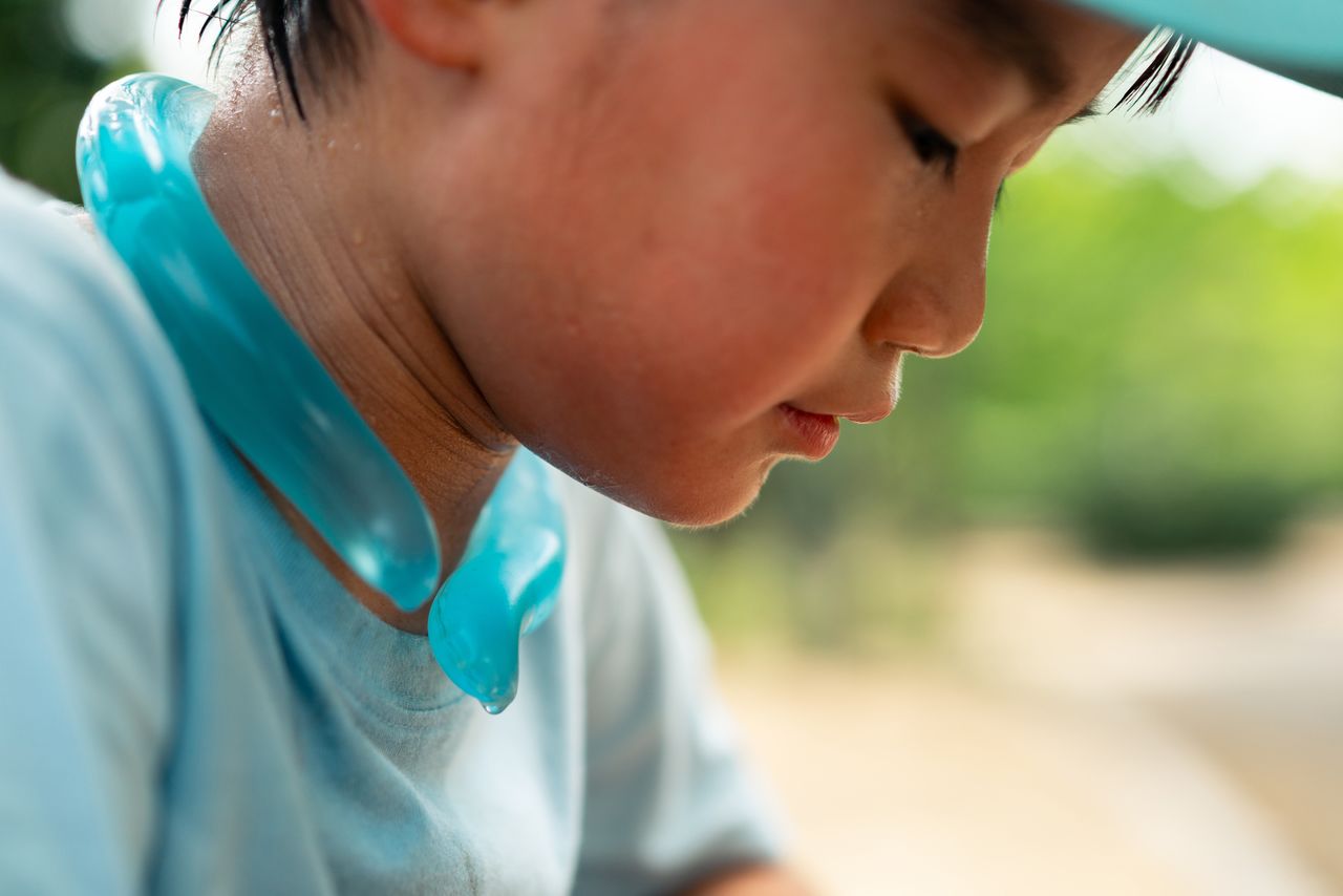 В этом году в Японии можно часто увидеть охладители для шеи (© Pixta)