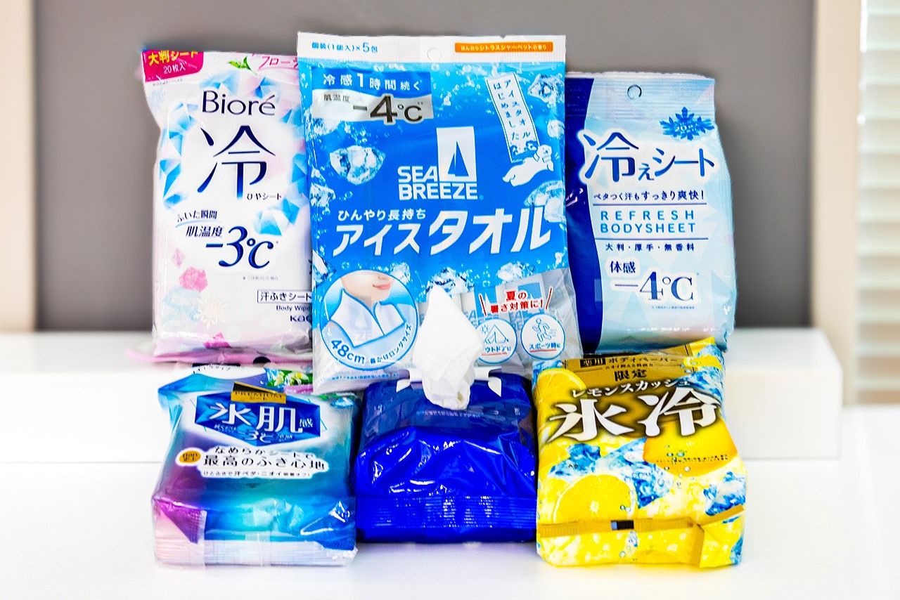 Различные охлаждающие полотенца и салфетки можно приобрести в минимаркетах комбини и в аптеках (© Nippon.com)