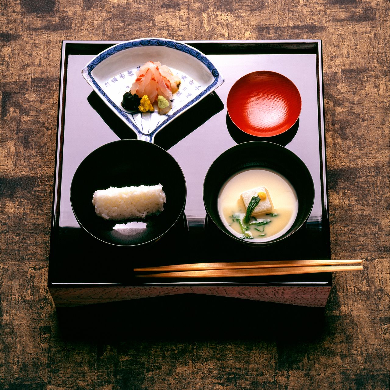 Трапеза тя-кайсэки, которую подают перед чайной церемонией, также организована по принципу «один суп и три блюда», но блюда подаются в определённом порядке: рис, суп и закуски, такие как сасими и кислые блюда с уксусом, за которыми следуют чашка жидкого супа суимоно и рыбное блюдо (PIXTA)