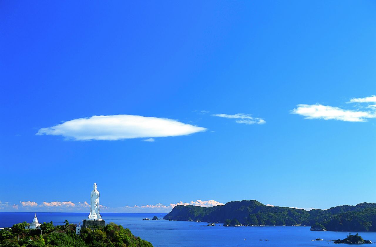 Статуя Камаиси Дай-Каннон обращена в сторону бухты Камаиси (© Ассоциация туризма Иватэ)