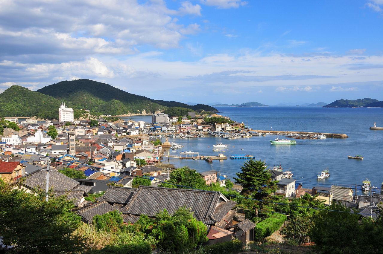 Залив Томоноура (город Фукуяма), где сохранился исторический городской пейзаж, является популярным туристическим местом, послуживший прототипом места действия анимационного фильма студии Ghibli «Рыбка Поньо на утёсе» (фотография предоставлена префектурой Хиросима)