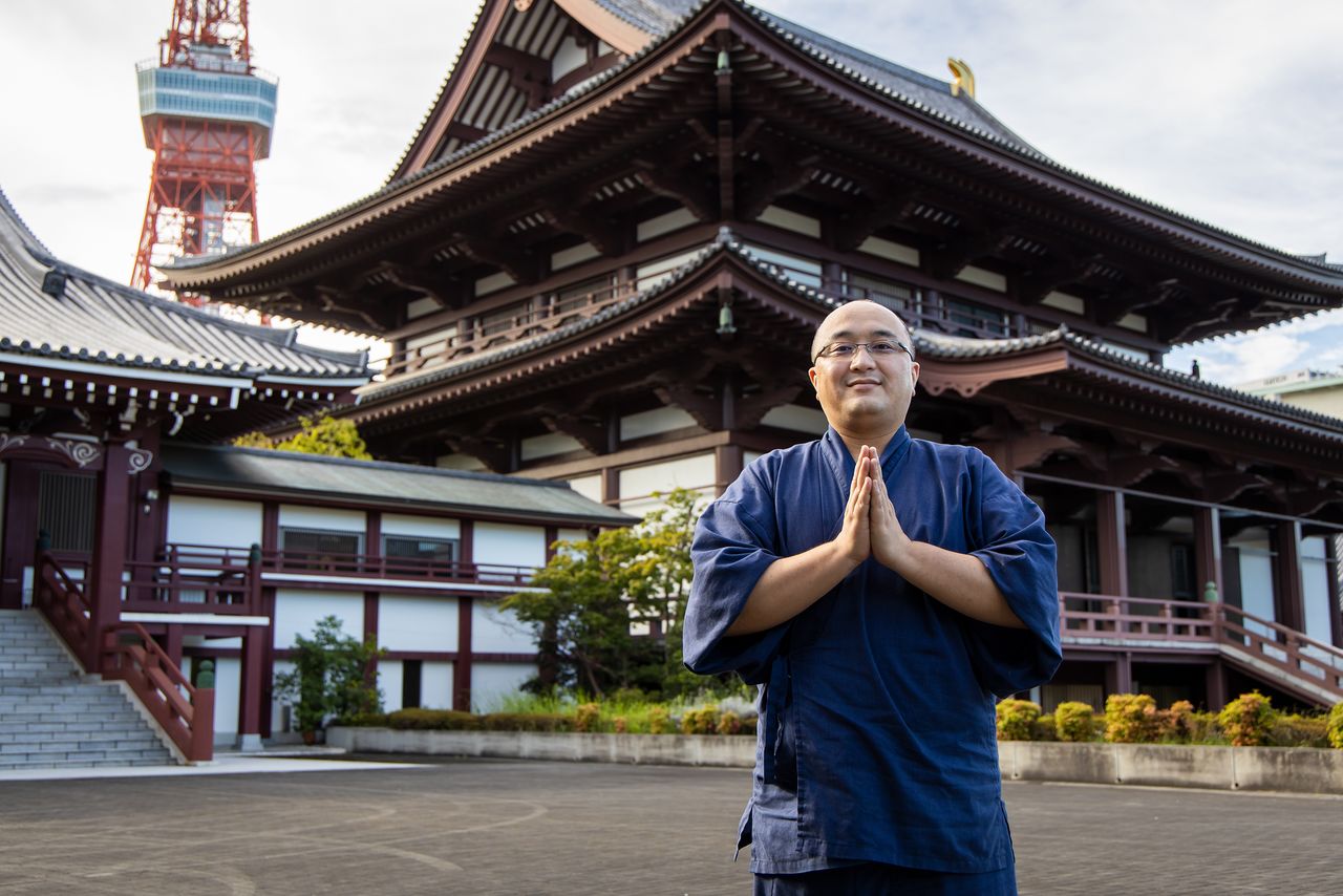 Мацунага Хакутё делится с посетителями историей храма Дзодзёдзи