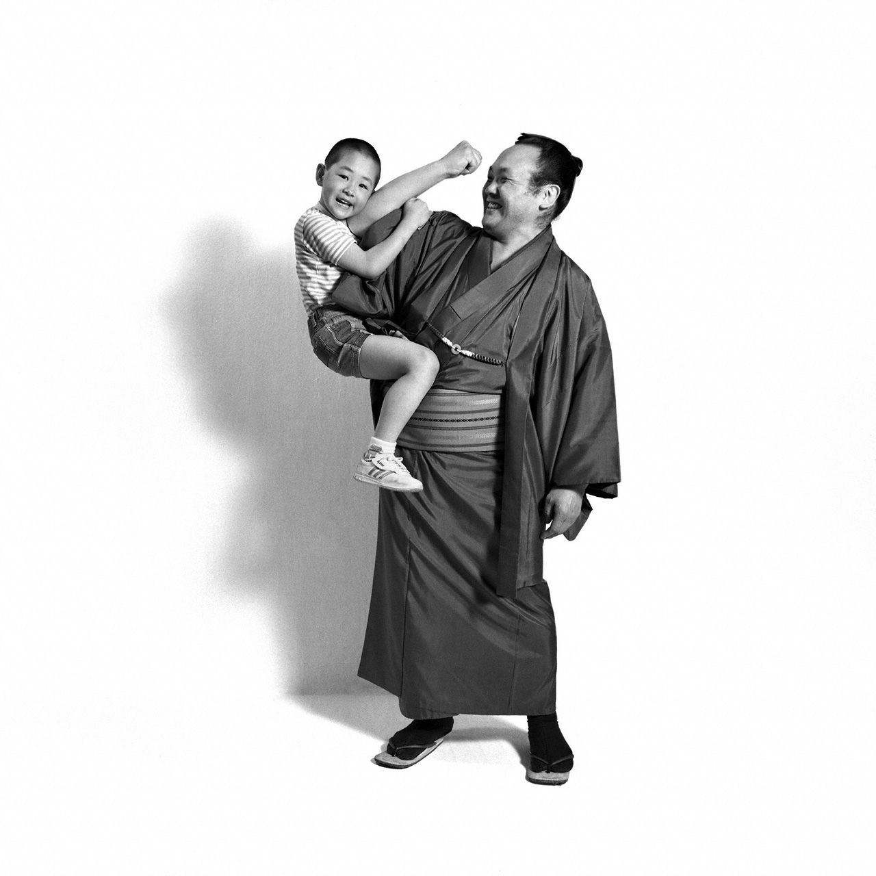 Отец: Кида Мицунари, бывший борец сумо и владелец ресторана; сын: Кида Цуёси, дошкольник и будущий борец сумо