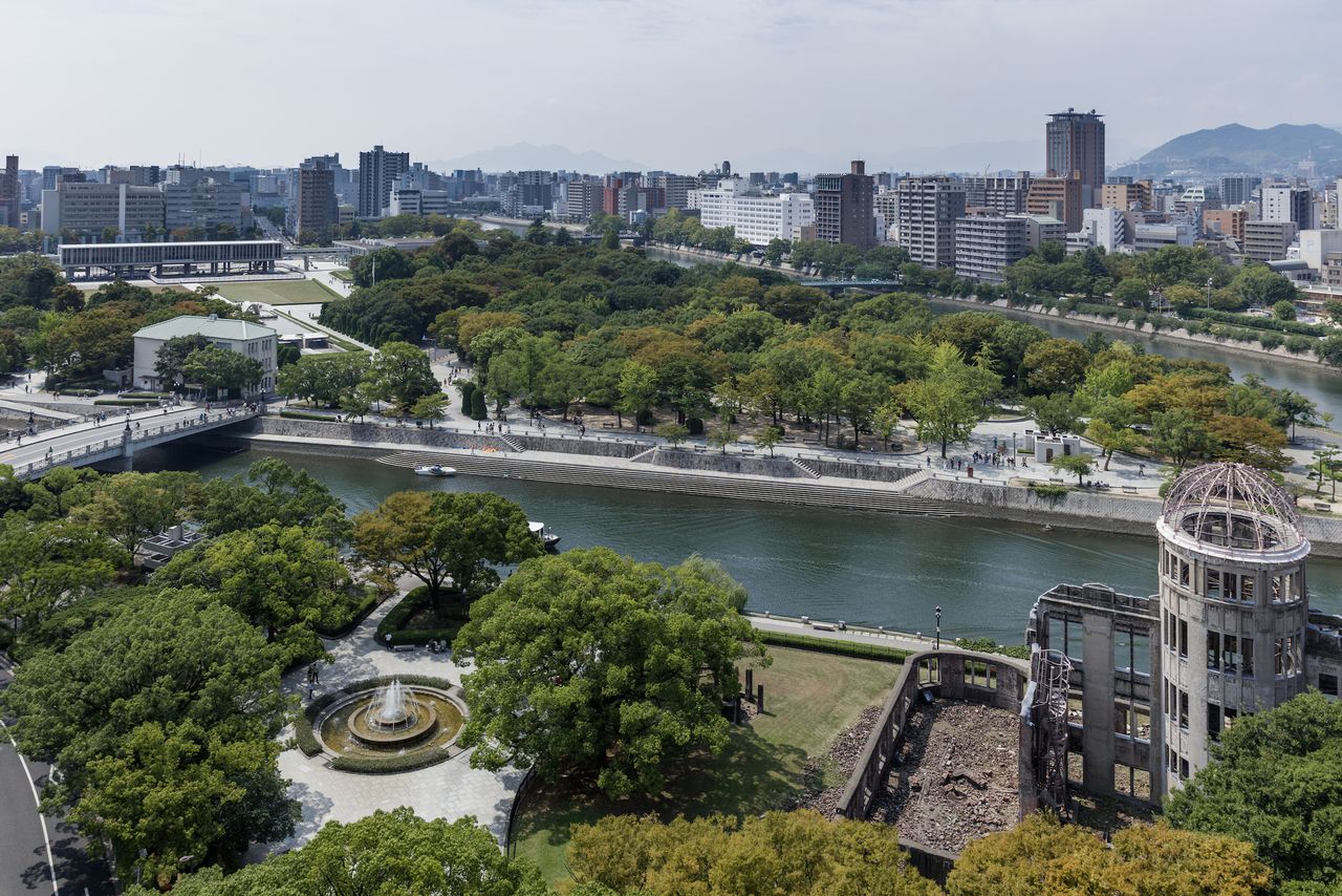 Мемориальный парк мира в Хиросиме и купол Гэмбаку (10 сентября 2016 г.)