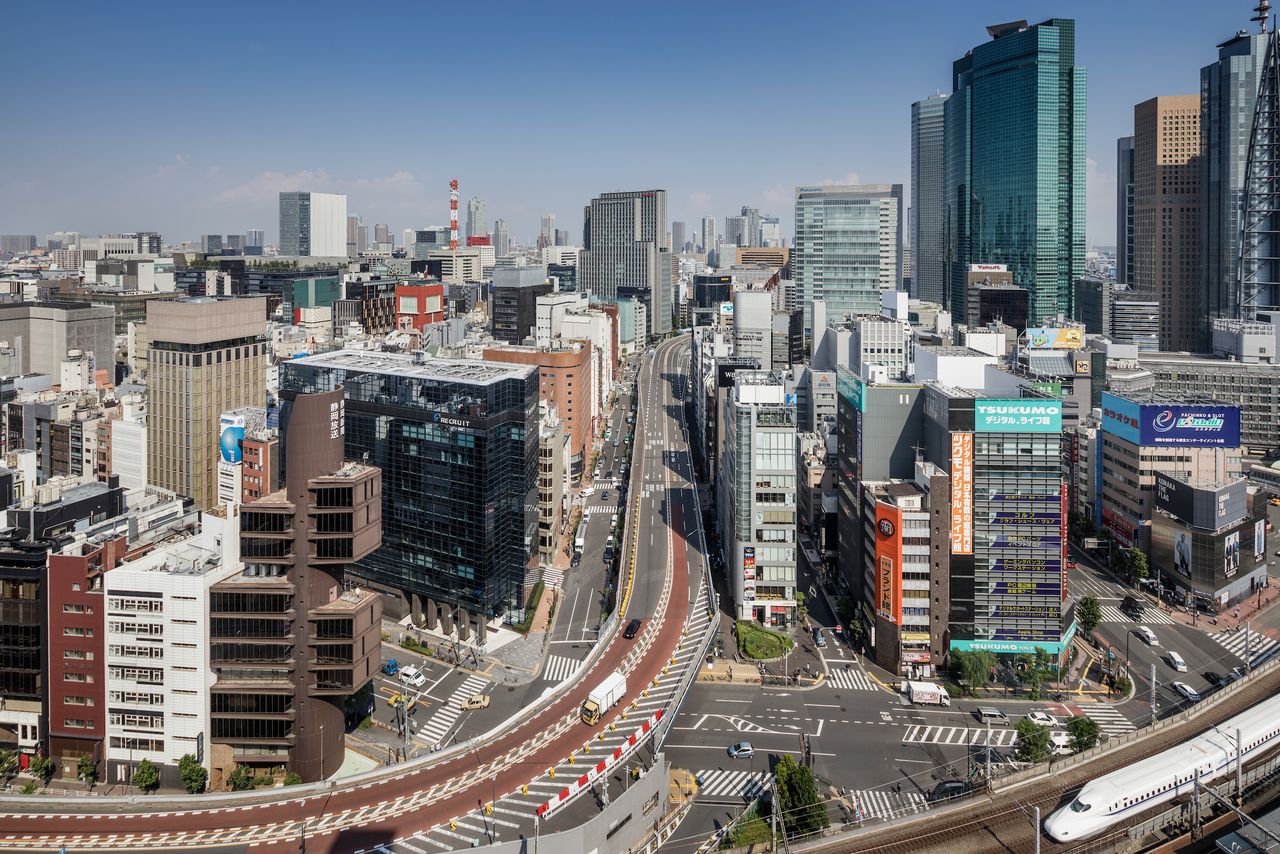 Токийский офис «Сидзуока симбун» (слева внизу) и коричневая крыша капсульной башни Накагин (справа вверху) (7 июля 2017 г.)
