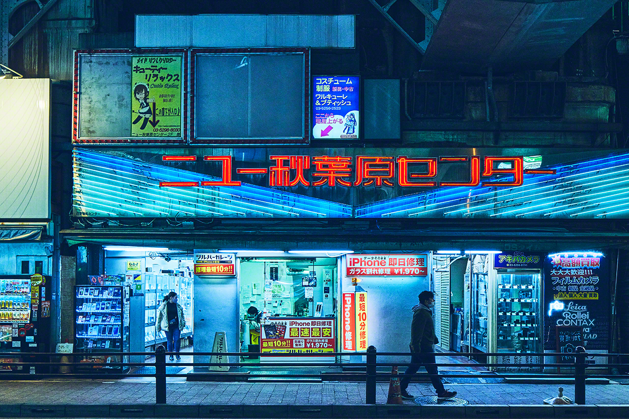 Магазин подержанных компьютеров и смартфонов New Akihabara Center в Нисиканда, Тиёда