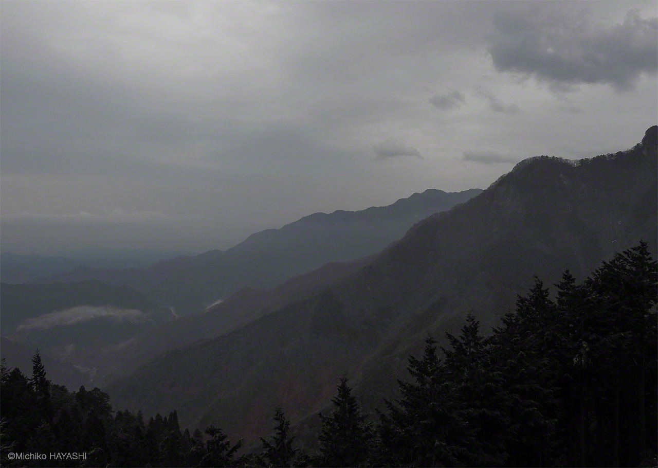Вид на восточные склоны гор Титибу со стороны Окумия Ёхайдэн в синтоистском святилище Мицуминэ. За горами открывается равнина Канто, выходящая к Токийскому заливу