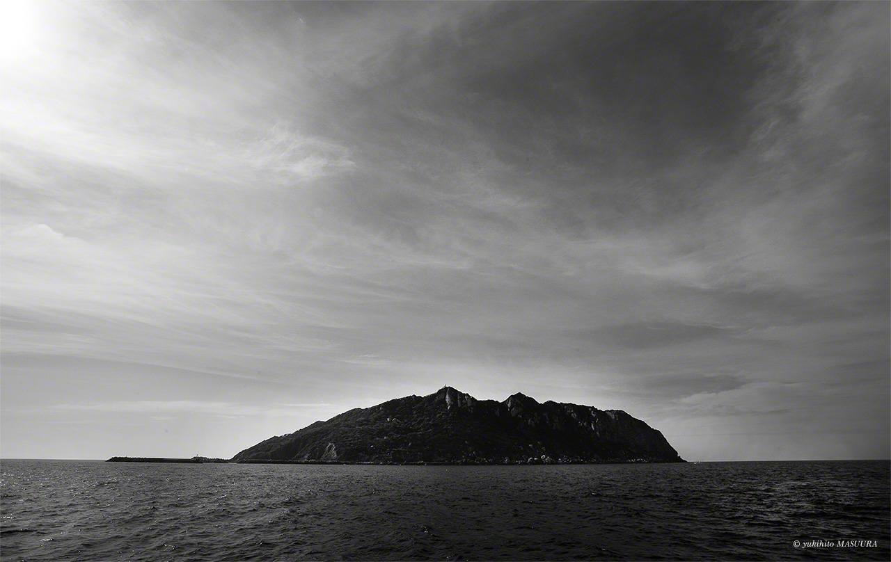 Священный остров Окиносима на границе бескрайнего моря и неба (© Масуура Юкихито)