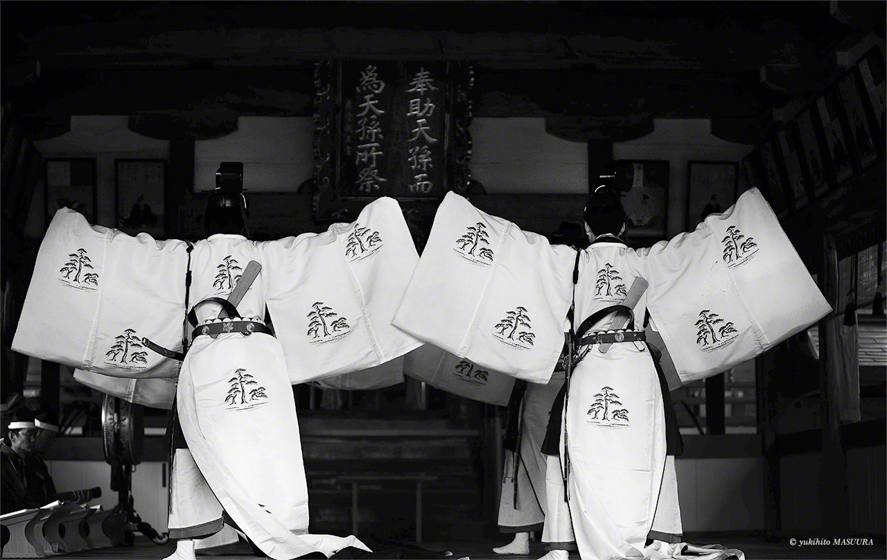Во время весеннего праздника в святилище Хэцумия исполняется местный танец в стиле суки (© Масуура Юкихито)