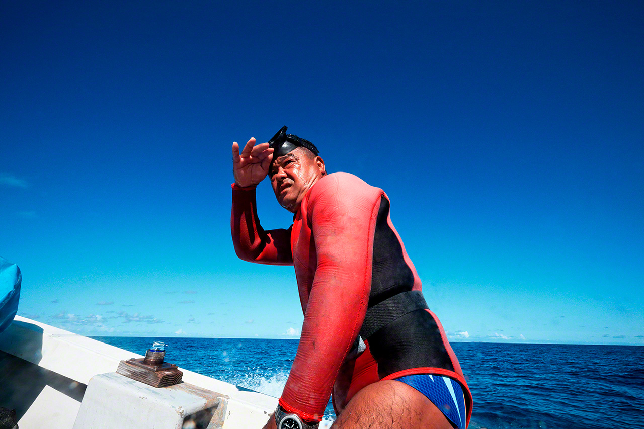 Сабуро на пути к месту лова. Для поиска он использует технику «ямататэ», которая позволяет определять местонахождение в море по приметным местам на суше