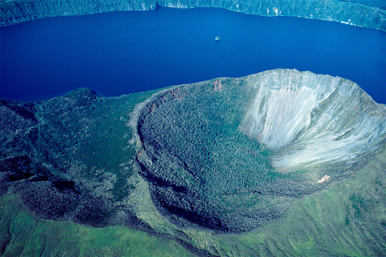 Прозрачное кратерное озеро Масю меняет свой образ в зависимости от времени года