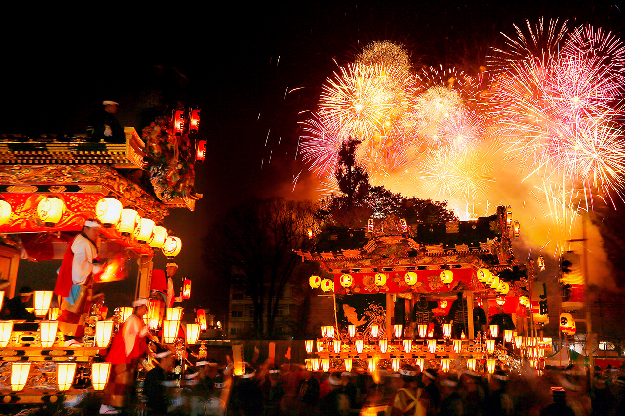 Праздник «Ночь Титибу» в префектуре Сайтама (2-3 декабря) известен своими роскошными повозками и праздничными алебардами, украшенными зонтами. Женское божество святилища Титибу и мужское божество священной горы тайно встречаются только в эту ночь года. Этот праздник был включён в список Нематериального культурного наследия человечества ЮНЕСКО как один из японских праздников паланкинов и повозок