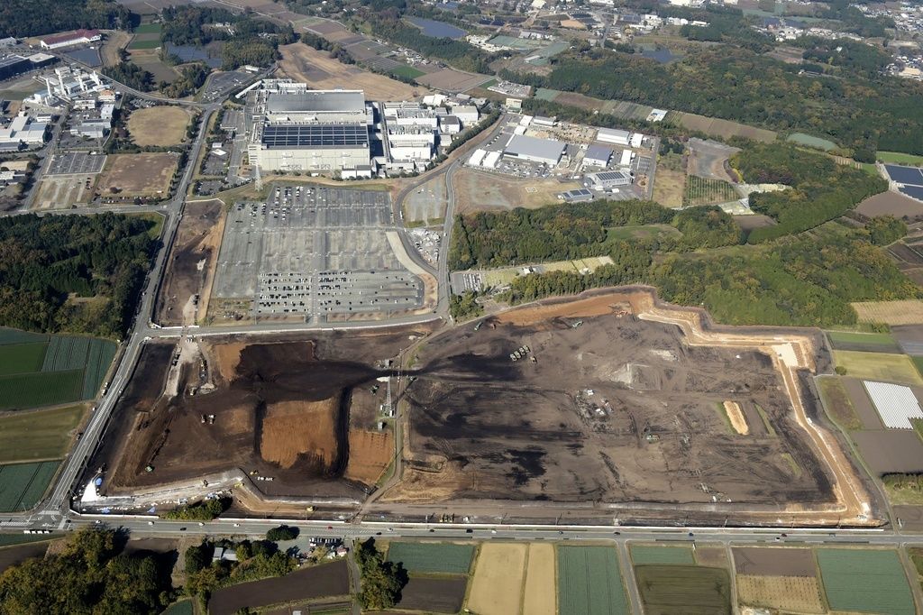 Место планируемого строительства новой фабрики крупного мирового производителя полупроводников TSMC (на переднем плане), префектура Кумамото, город Кикуё (© Съемка с вертолета «Кёдо цусин»)