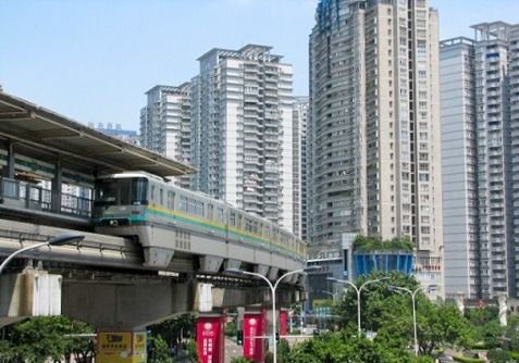  Монорельсовая линия, построенная по японской технологии в рамках развития общественного транспорта в городе Чунцин (Снимок предоставлен JICA)