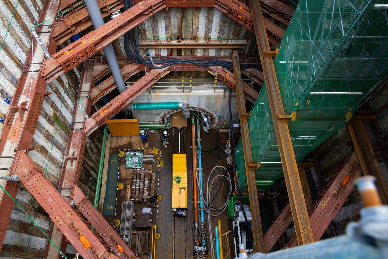 Работы по сооружению подземного тоннеля для сброса обработанной воды в океан на расстоянии километра от берега (сентябрь 2022 г., снимок сделан редакцией Nippon.com)