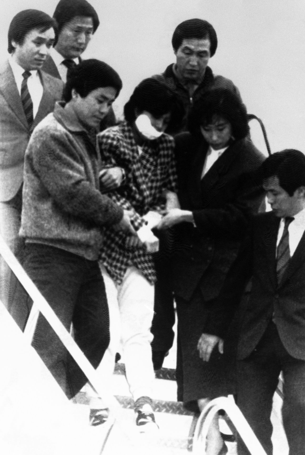 Подозреваемая Ким Хён Хи, доставленная в сеульский аэропорт Кимпхо (Jiji Press)