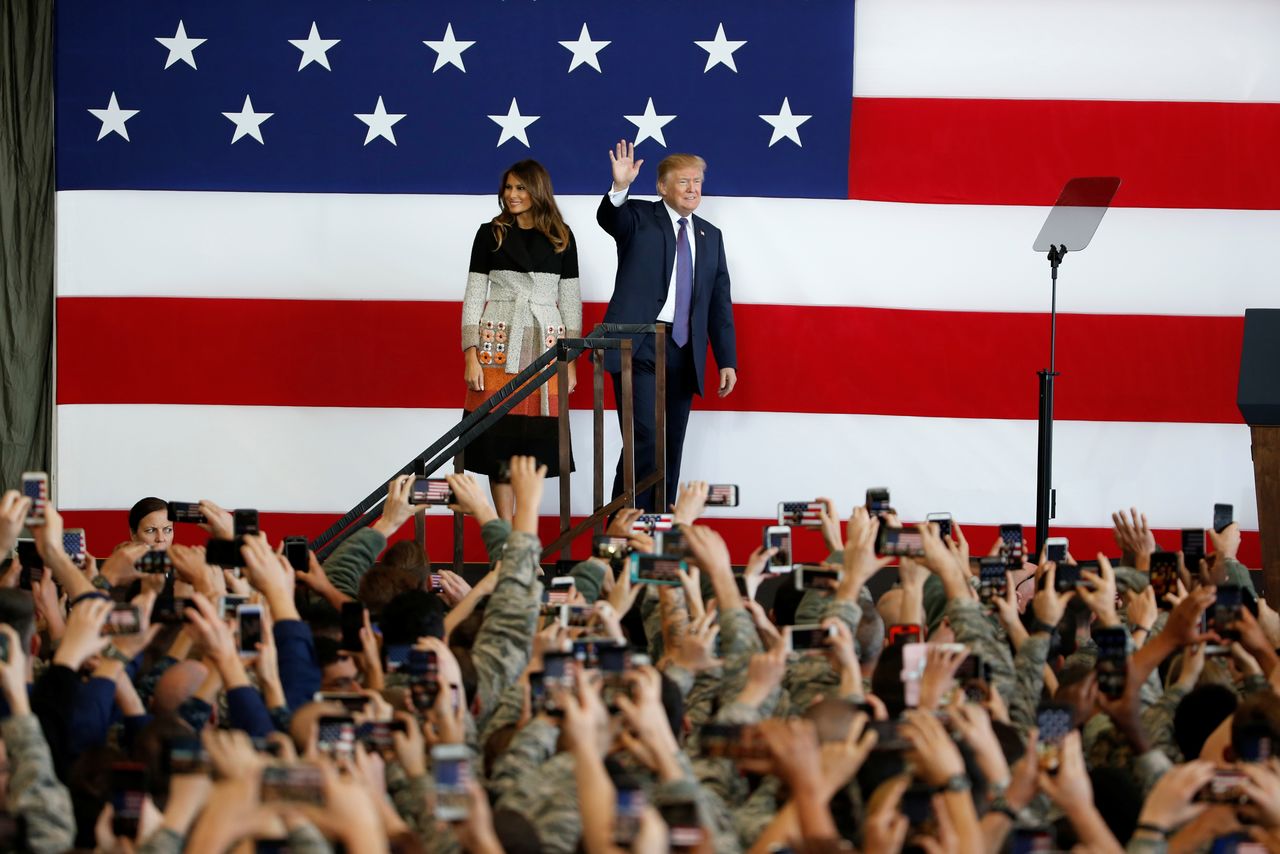 По прибытии на авиабазу Ёкота президент США Дональд Трамп заявляет более чем тысяче собравшихся американских военнослужащих: «Мы контролируем небо, море, сушу и космос!» (© Reuters)