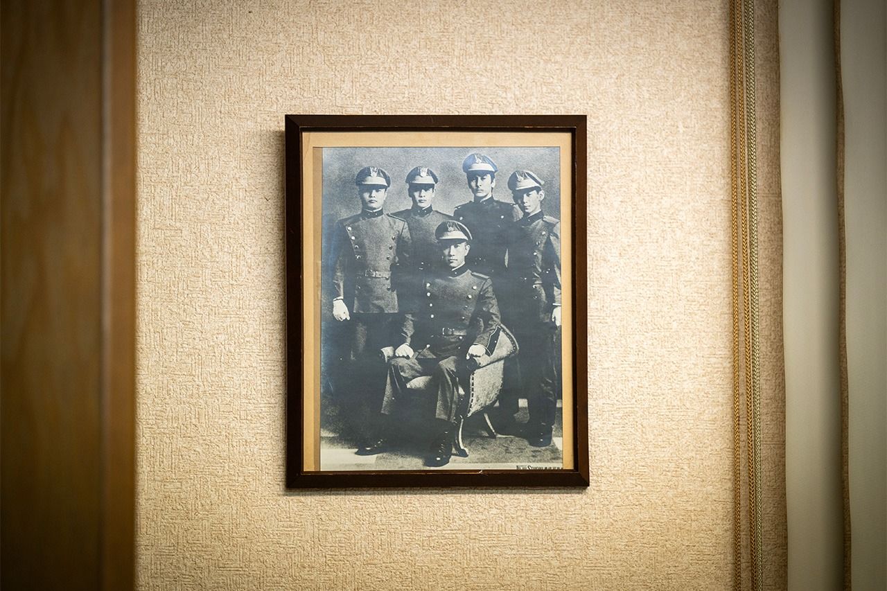 Фотография Юкио Мисимы и четырех членов Общества щита в офисе Общества единой капли (Фотосъемка: Ёкосэки Кадзухиро)