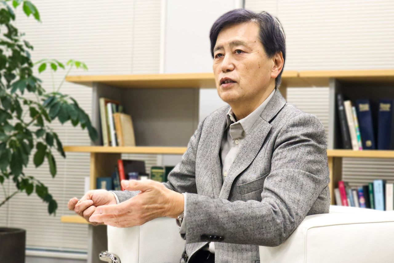 Мэндзю Тосихиро рассказывает о значимости программы интеграции иностранцев и предшкольной подготовки (снимок сделан редакцией nippon.com)