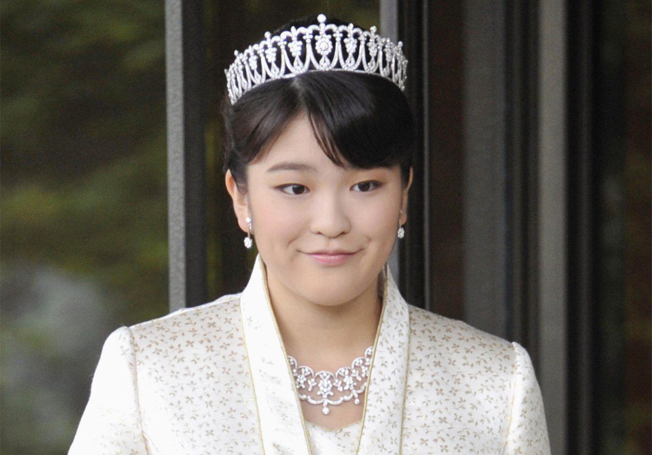 Официальная одежда принцессы Мако (сейчас – Комуро Мако), старшей дочери семьи Акисино, во время совершеннолетия, 23 октября 2011 г. (представительское фото Jiji Press)
