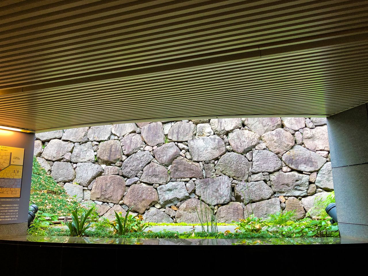 Каменная стена внешнего рва замка Эдо, сохранившаяся на территории Министерства образования, культуры, спорта, науки и технологий (PIXTA)