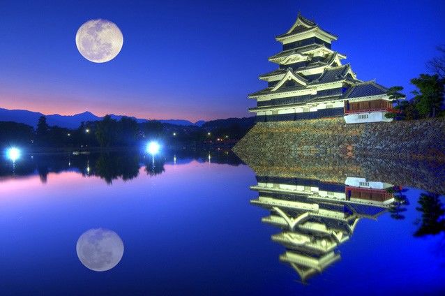 Полная луна над замком Мацумото в префектуре Нагано