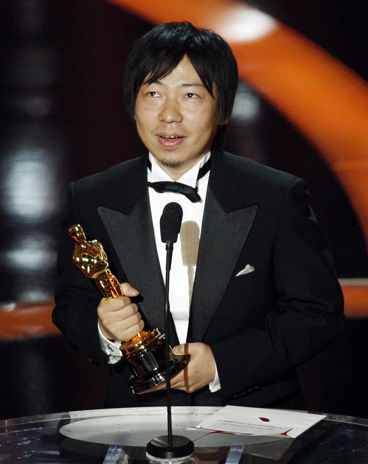 Режиссёр Като Кунио 22 февраля 2009 года со своей статуэткой «Оскар» за «Дом из маленьких кубиков» (© Reuters)