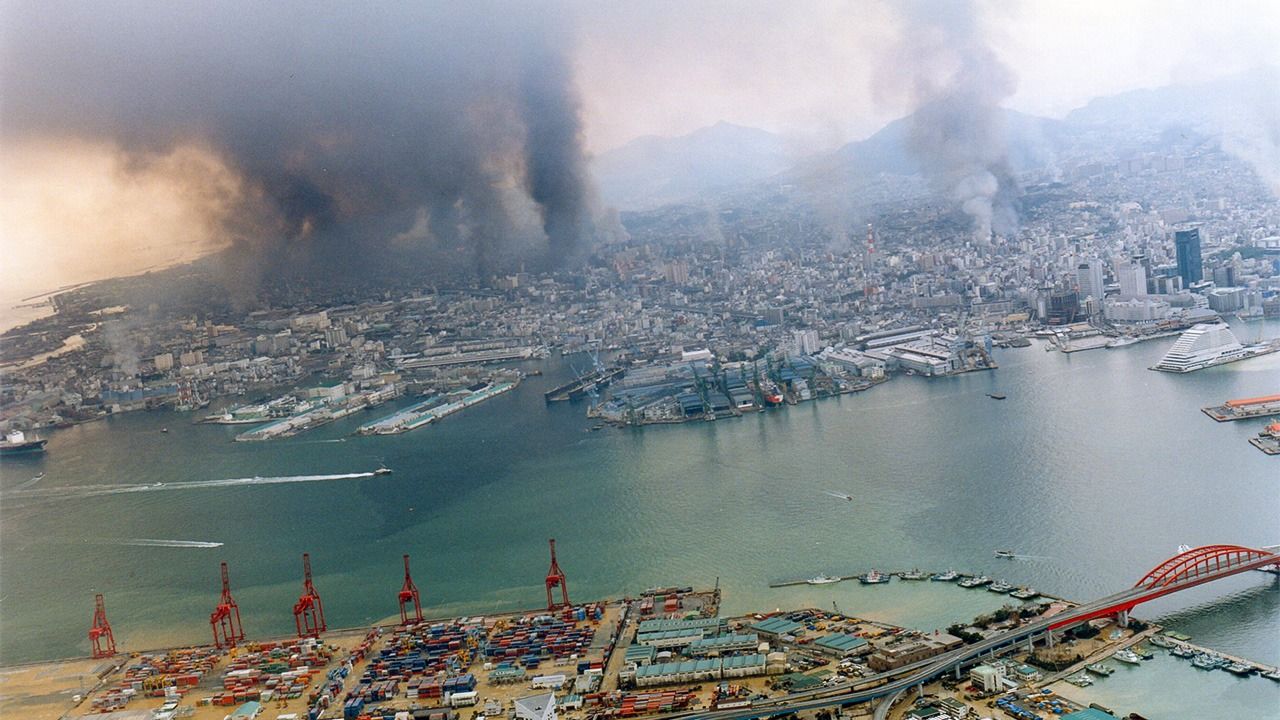 Япония сколько погибло. Великое землетрясение Хансин 1995. 17 Января 1995 землетрясение в Японии. Землетрясение в Кобе 1995. Землетрясение Хансин Япония 1995г.