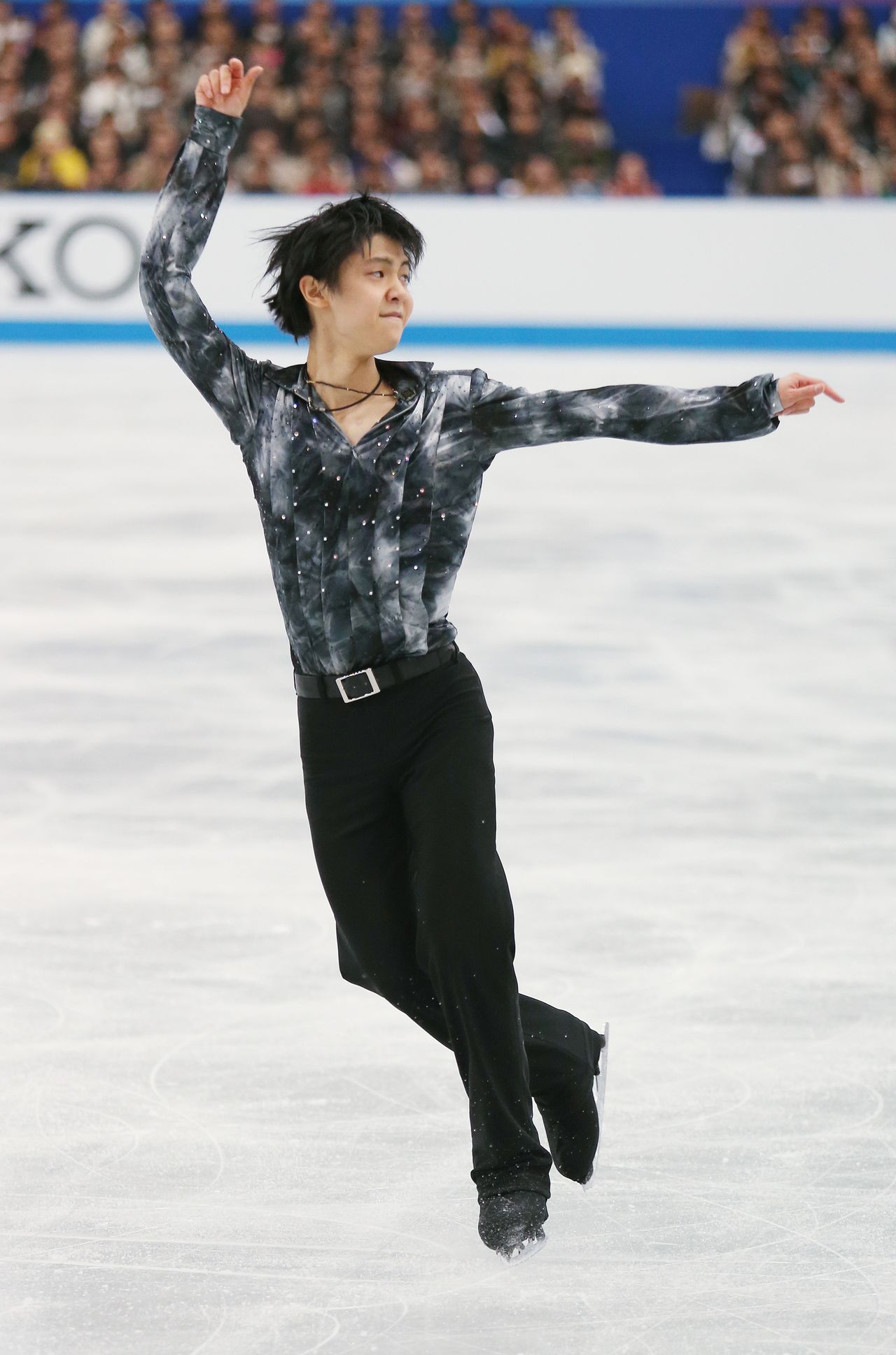 Ханю Юдзуру во время выполнения короткой программы на этапе Гран-при NHK Trophy на арене Sekisui Heim Super Arena в префектуре Мияги 23 ноября 2012 года (© Jiji)