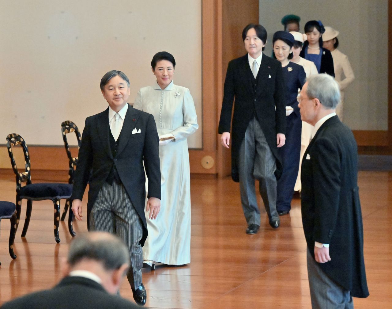 Император Нарухито и другие члены императорской семьи присутствуют на Косё хадзимэ в зале Мацу-но-ма императорского дворца 11 января 2024 г. (© Jiji)