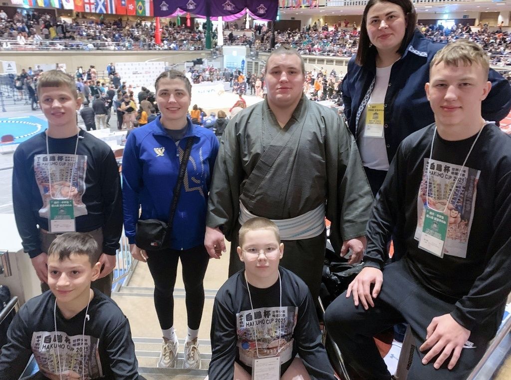 Аонисики (третий слева в заднем ряду) фотографируется с молодыми украинскими борцами на турнире «Кубок Хакухо», 11 февраля 2025 года, спортивный комплекс Кокугикан Рёгоку (Кёдо цусин)