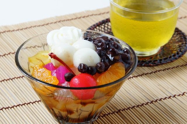 Десерт аммицу включает агар, а также набор фруктов, таких как мандарин, ананас и коктейльная вишня, а также японские добавки – сироп куромицу, лепёшки сиратама данго, и, конечно же, ан