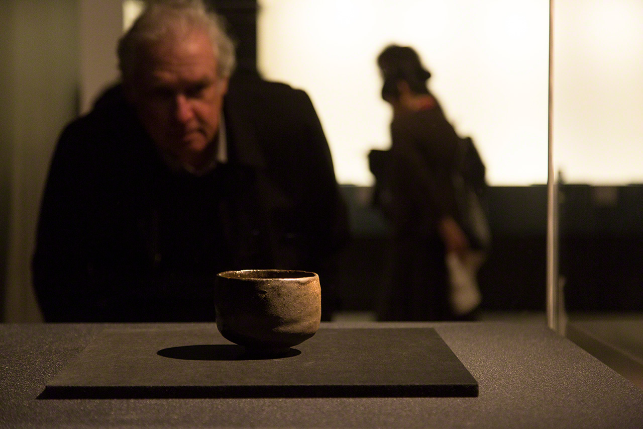Чёрная чашка для чайной церемонии (тяван) работы Тёдзиро на выставке «Мир в чайной чашке: искусство школы Раку, передававшееся от отца к сыну» в Национальном музее современного искусства, 2017 г. (Фотография Кавамото Сэйя)