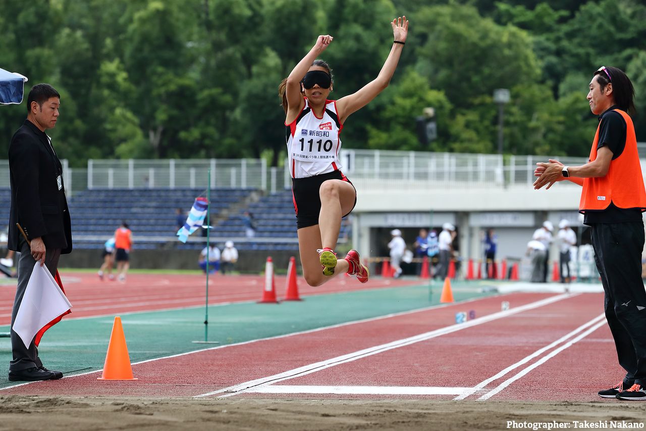 Омори (справа) ассистирует Такаде во время соревнований по прыжкам в длину на чемпионате Канто по легкой атлетике 2019 года в Токио