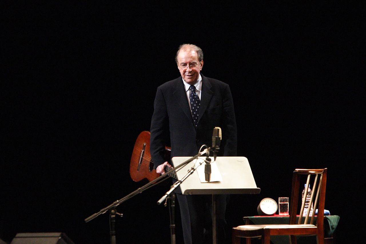 Жуан Жилберту на сцене в Японии, 2006 год. (© Нирэй Хироси и Ёкояма Синъити)