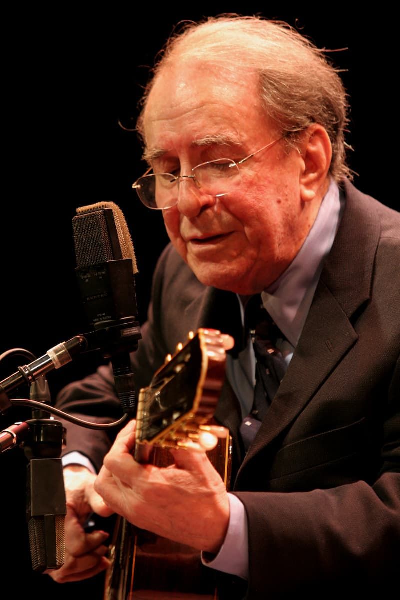 Выступление Жуана Жилберту во время его первого визита в Японию в 2006 году. (© Нирэй Хироси и Ёкояма Синъити)