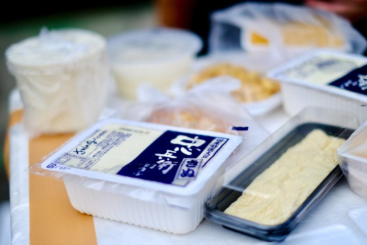 Тофу сорта кинугоси (слева) и юба - высушенная пенка от соевого молока (© Кудо Сиори при сотрудничестве «Тофуцукаса Мисимая»)