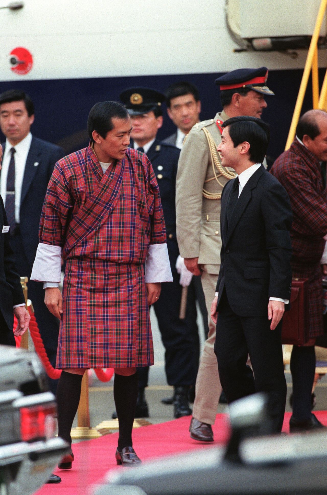 Король Джигме Сингье Вангчук встречает наследного принца Нарухито в аэропорту Нарита в Токио 22 февраля 1989 года, незадолго до похорон императора Сёва (© Jiji)