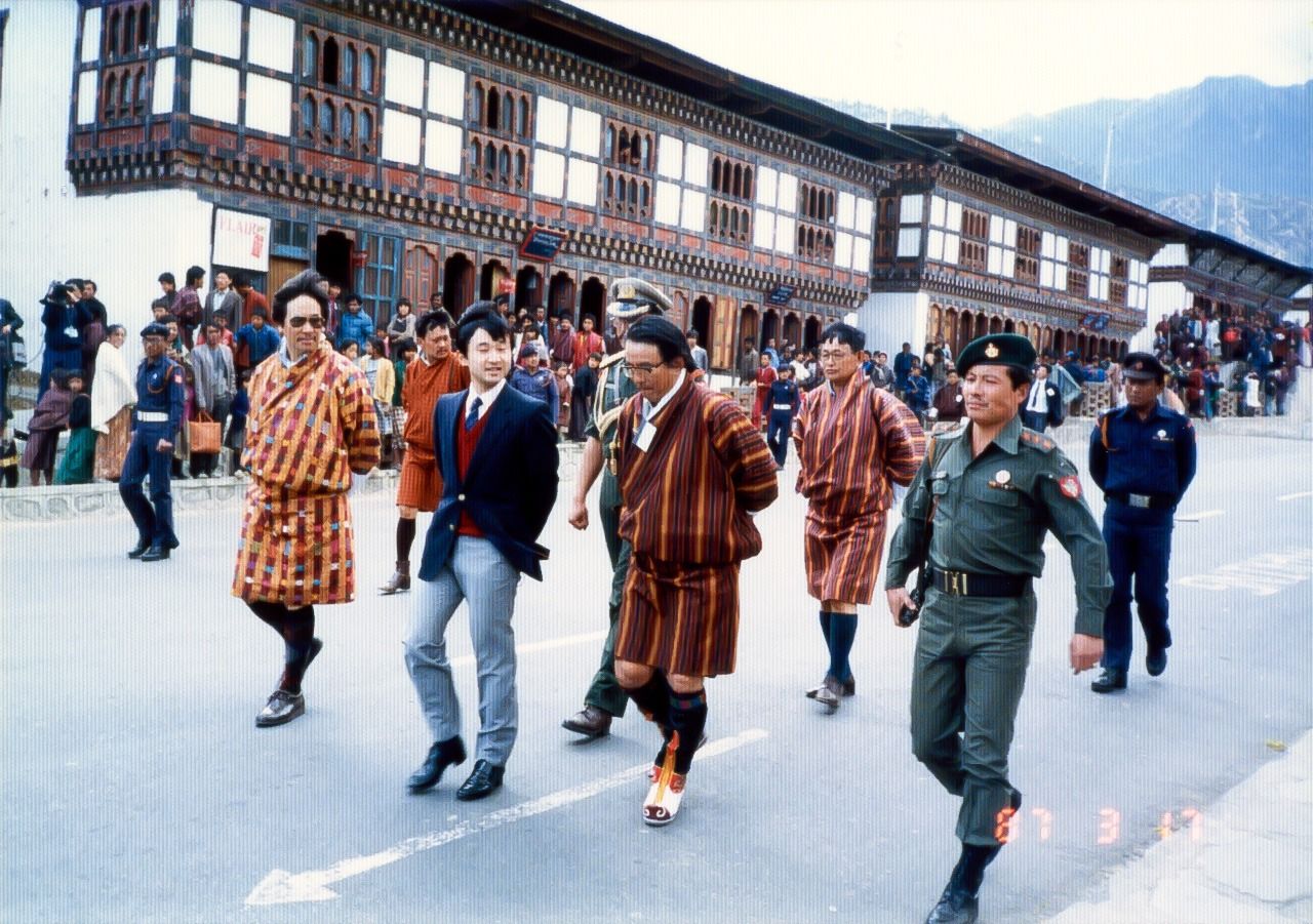 Принц Нарухито гуляет по столице Бутана Тхимпху в марте 1987 г. (фотографию предоставил Сайто Кацухиса)