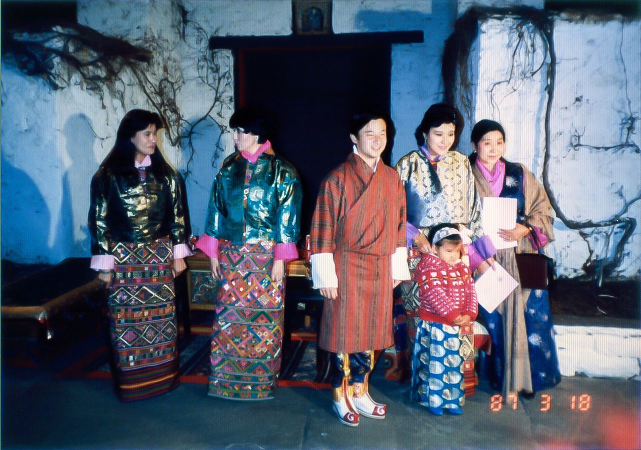 Наследный принц Нарухито в традиционной бутанской одежде на приёме во дворце. Справа на фотографии – королева-мать. Март 1987 г. (фотографию предоставил Сайто Кацухиса)