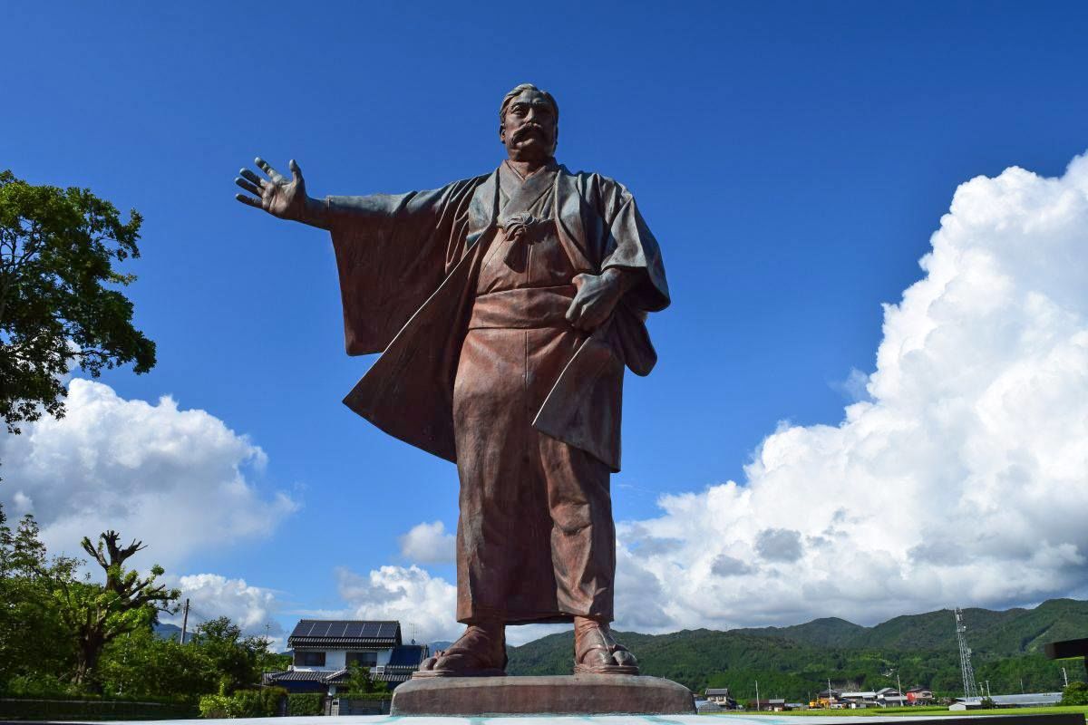 Бронзовая статуя Ивасаки Ятаро, установленная перед его домом на родине в префектуре Коти (фотография предоставлена Туристической ассоциацией города Аки)