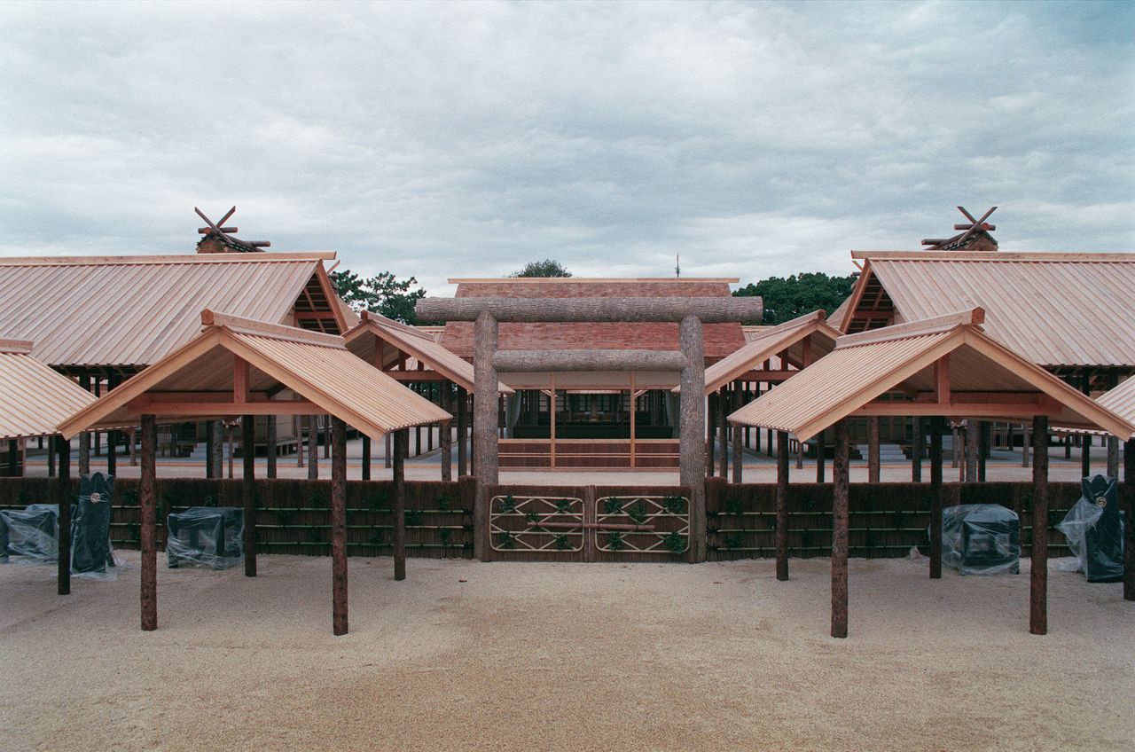 Архитектурный комплекс Дайдзёкю, который был построен в восточной части императорского дворца для синтоистского обряда Дайдзёсай, который проводился в ноябре 1990 г. (Jiji Press)