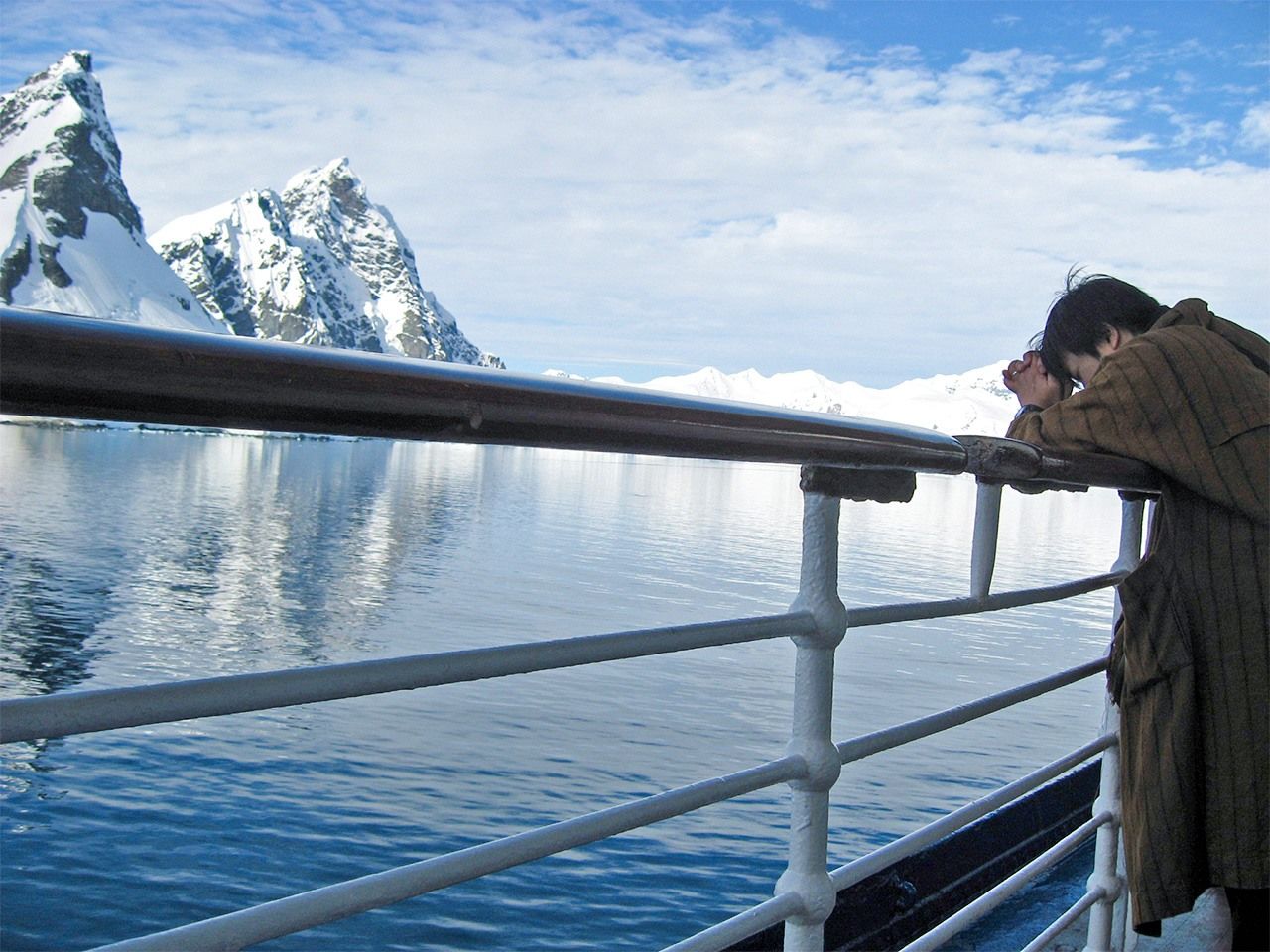 Кадзипон выражает своё почтение капитану Скотту на месте его последнего лагеря в Антарктиде (2008)