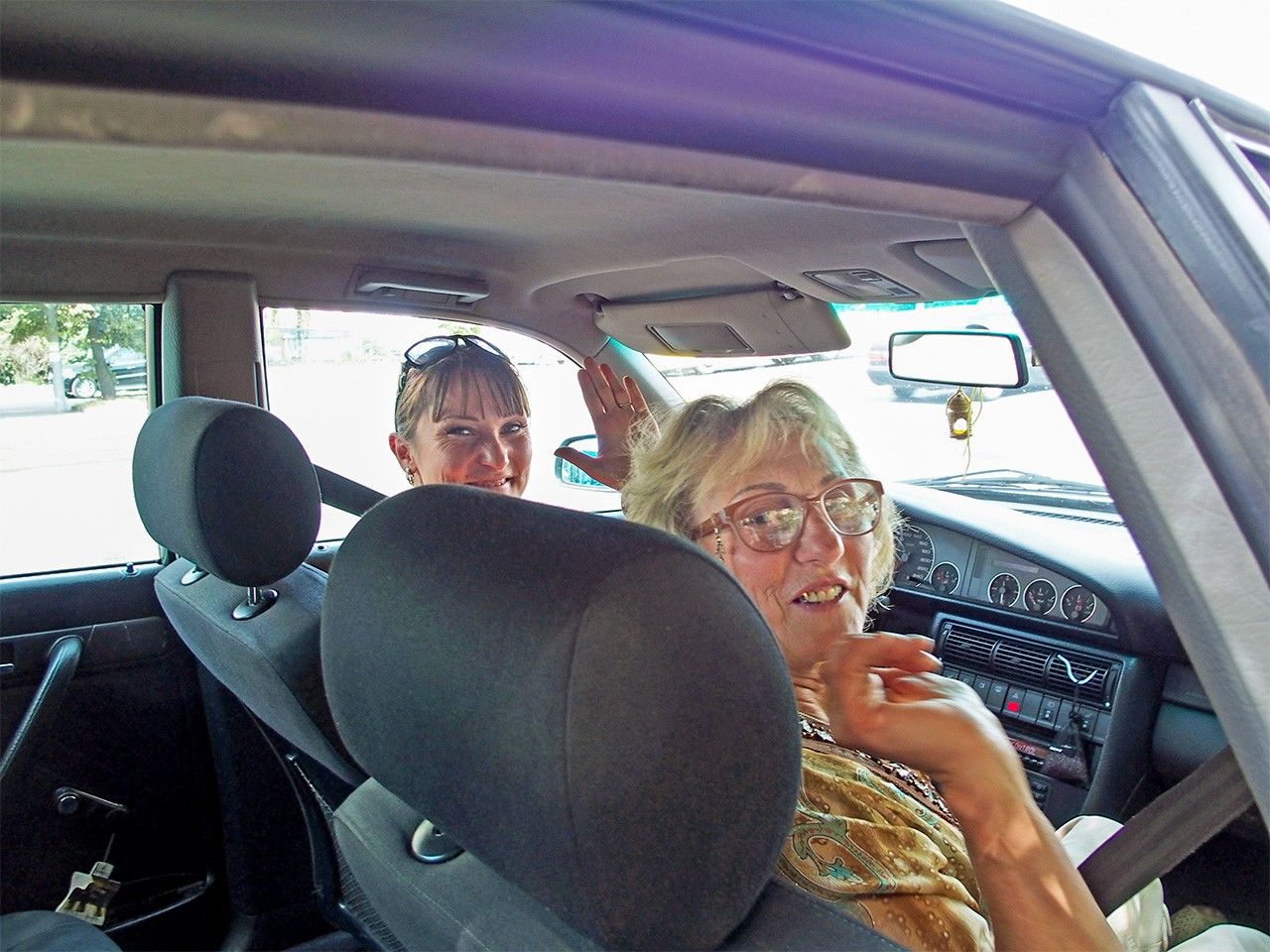 Мать и дочь, доставившие Кадзипона в Россию из Польши для посещения могилы Канта (2015)