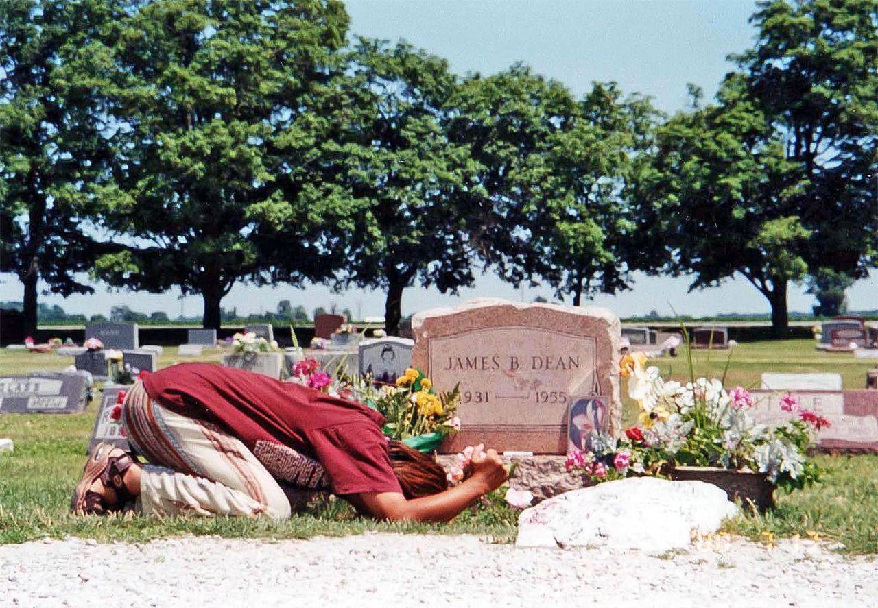 На могиле Джеймса Дина в Фермонте, штат Индиана (2000 год)