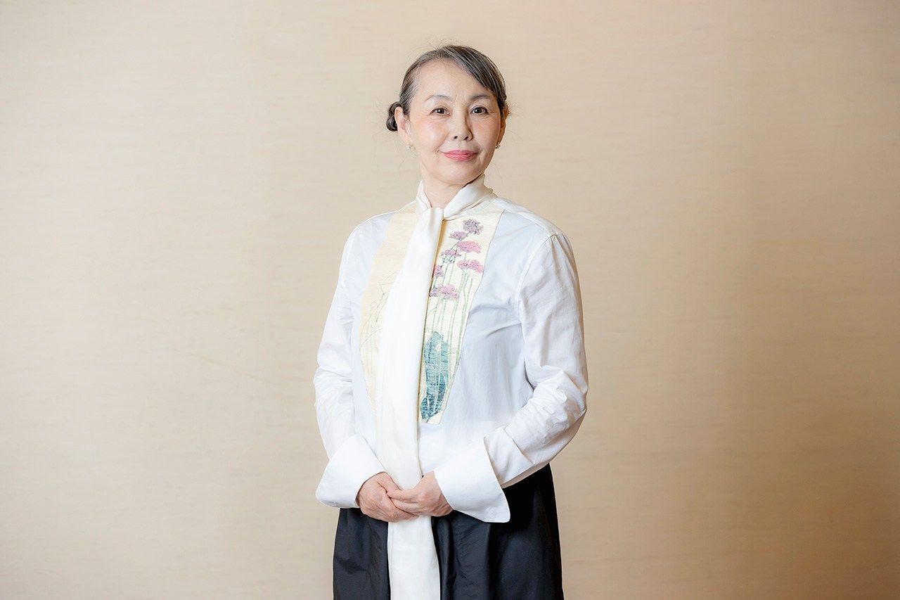 Асаи Макатэ: автор исторических романов, родилась в префектуре Осака в 1959 году. В 2014 году получила премию Наоки за роман «Песня любви» (Рэнка) о поэте Накадзиме Утако, также известном как учитель Хигути Итиё. Среди других работ – «Блистательная» (Курара) о Кацусике Ои, талантливой дочери художника Хокусая (фотография предоставлена журналом «Бунгэй сундзю»)