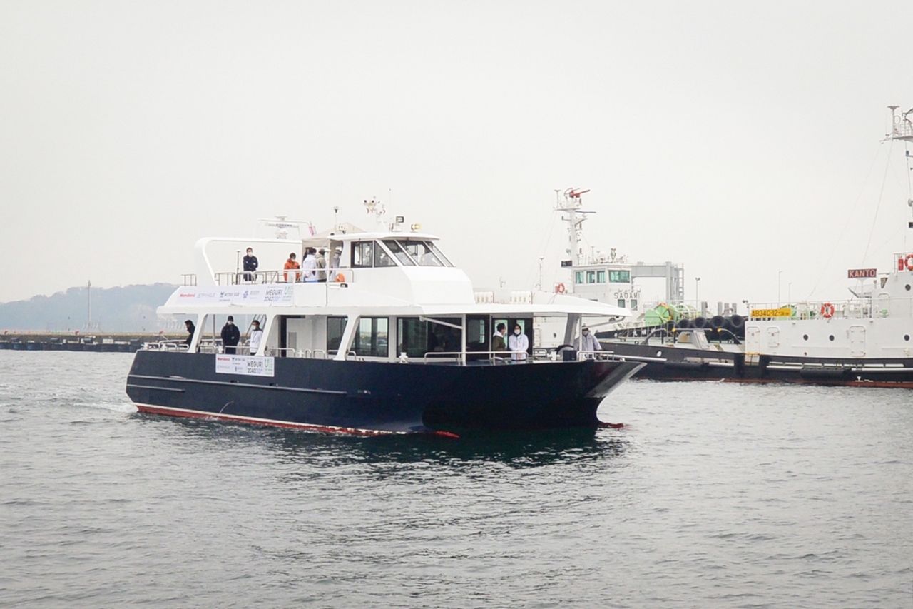 Судно <em>Sea Friend Zero</em> успешно продемонстрировало автономный режим работы на маршруте между мостом Син-Микаса и островом Сарусима в городе Йокосука 11 января (фотография предоставлена фондом Nippon Foundation)