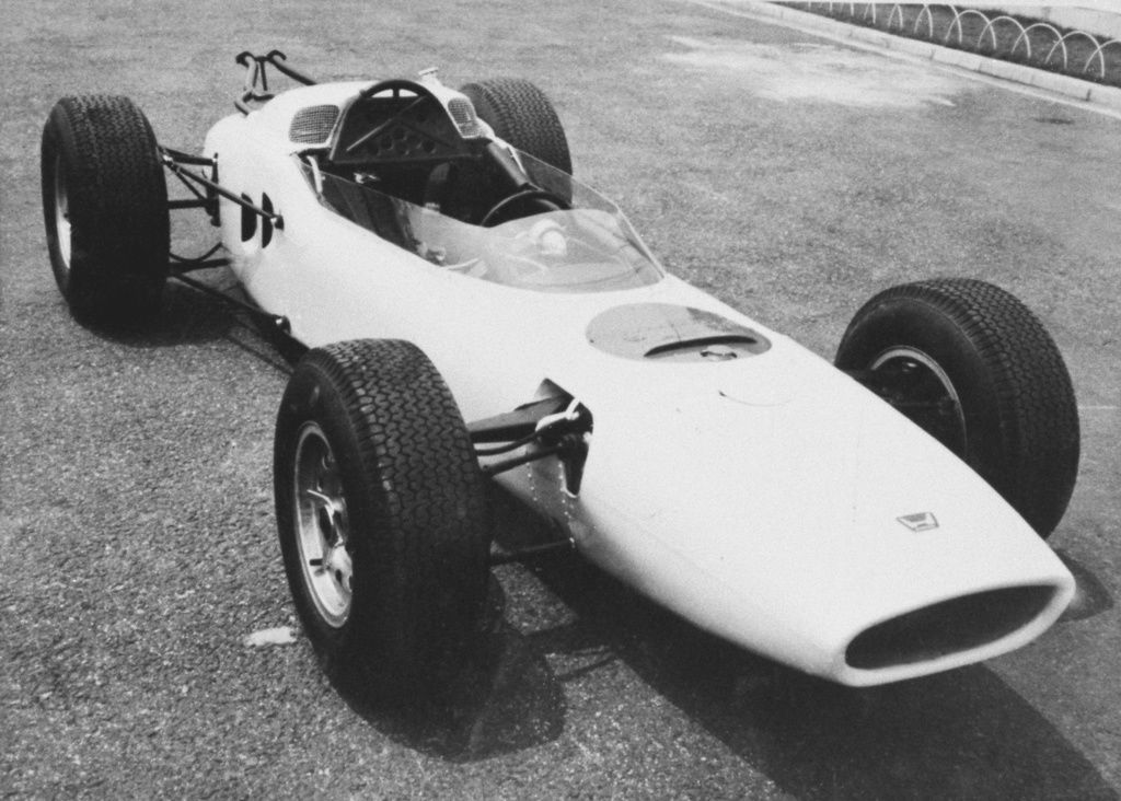 Первый болид Формулы-1, созданный в Японии – модель RA271, громко заявившая о технологиях Honda. Дебютировал в августе 1964 года на Гран-при ФРГ. Снимок 15 июля 1964 г. (© «Кёдо цусин»)