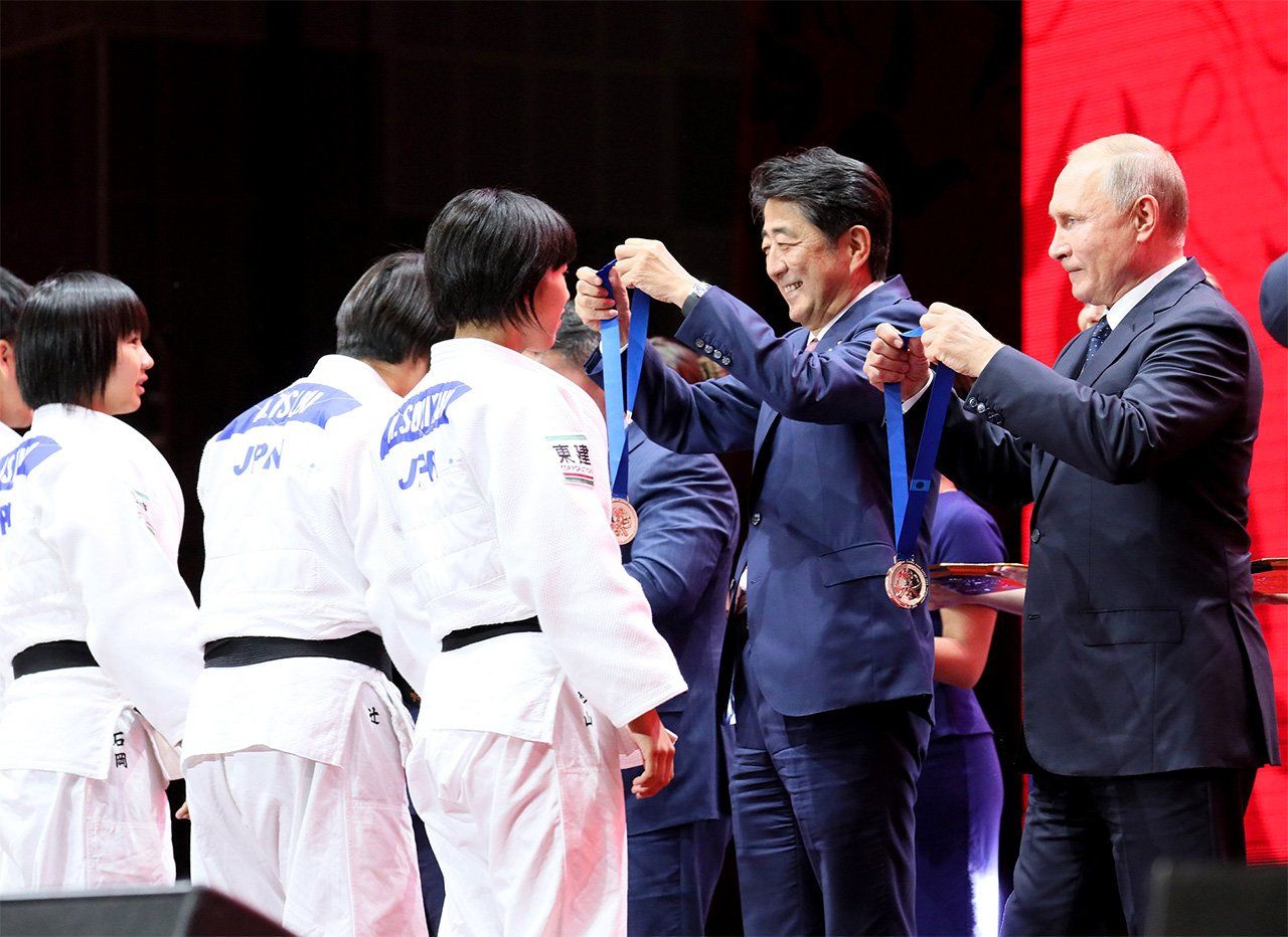Абэ  стал почетным гостям международного турнира по дзюдо имени Кано Дзигоро  (фотография Кабинета министров Японии)